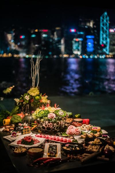 一邊品嚐精緻得有如藝術品一般的手工火鍋菜式,一邊欣賞浪漫的維港夜景,確是人生一樂也! 一邊品嚐精緻得有如藝術品一般的手工火鍋菜式,一邊欣賞浪漫的維港夜景,確是人生一樂也!