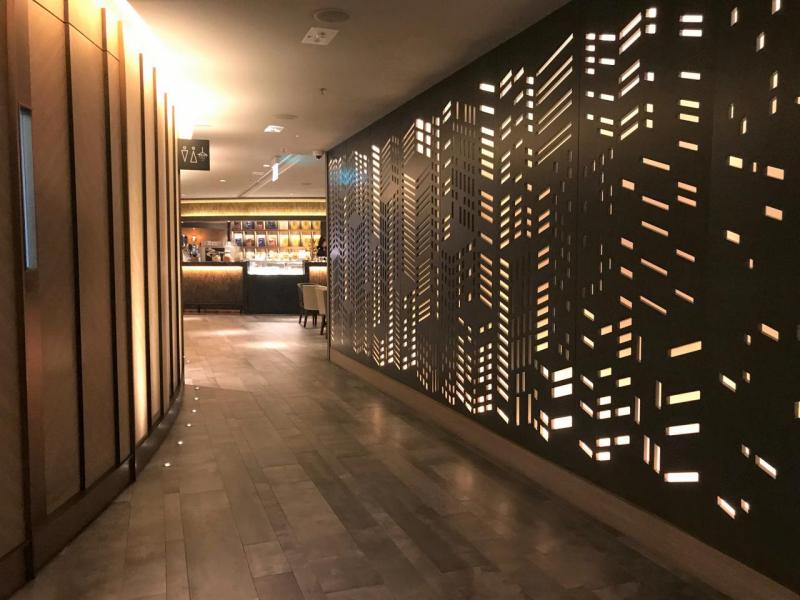 從酒吧至餐廳中間的長廊,隱約透視另一番景致,從設計中散發幻想中的綠洲氛圍。 從酒吧至餐廳中間的長廊,隱約透視另一番景致,從設計中散發幻想中的綠洲氛圍。
