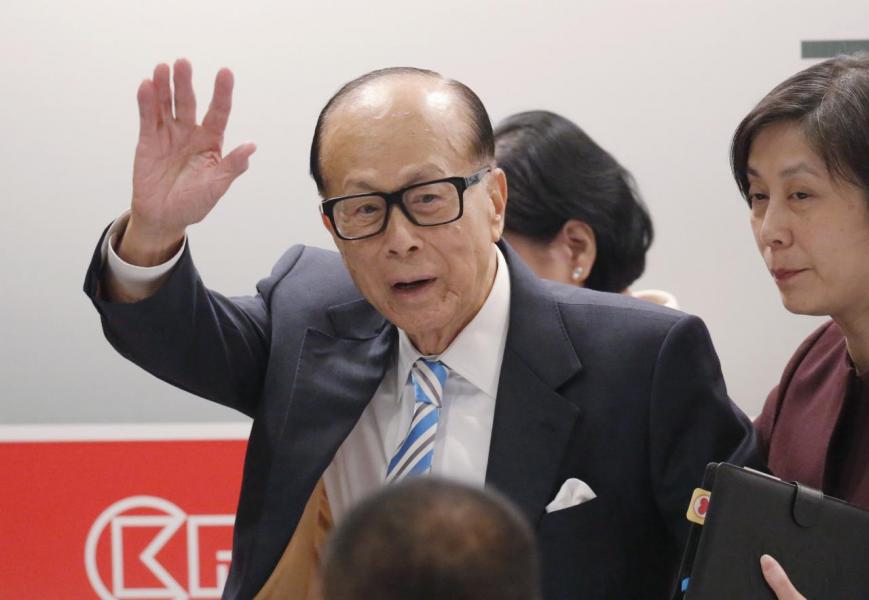 李嘉誠近年不斷出售手頭的資產,除了地產亦包括零售業務。 李嘉誠近年不斷出售手頭的資產,除了地產亦包括零售業務。