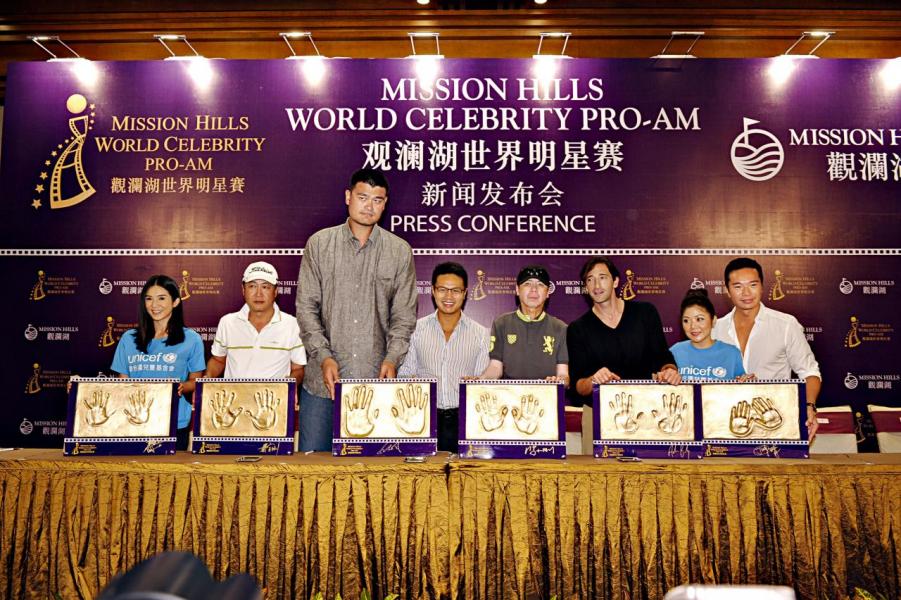 籃球運動員姚明、荷里活影星Adrien Brody、內地著名導演馮小剛亦曾應邀參賽,圖為他們於新聞發佈會上與朱鼎健及朱鼎耀合照留念。 籃球運動員姚明、荷里活影星Adrien Brody、內地著名導演馮小剛亦曾應邀參賽,圖為他們於新聞發佈會上與朱鼎健及朱鼎耀合照留念。