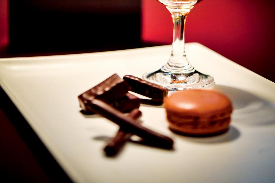 La Maison du Chocolat 同屬法國的高級品牌,其創立人Robert Linxe更有「朱古力巫師」的外號。 La Maison du Chocolat 同屬法國的高級品牌,其創立人Robert Linxe更有「朱古力巫師」的外號。