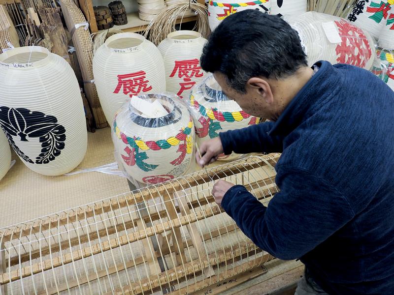 祖傳製作紙燈籠的畑氏家提燈店,仍默默承傳福井的傳統手藝,遊客可參與繪燈體驗。 祖傳製作紙燈籠的畑氏家提燈店,仍默默承傳福井的傳統手藝,遊客可參與繪燈體驗。