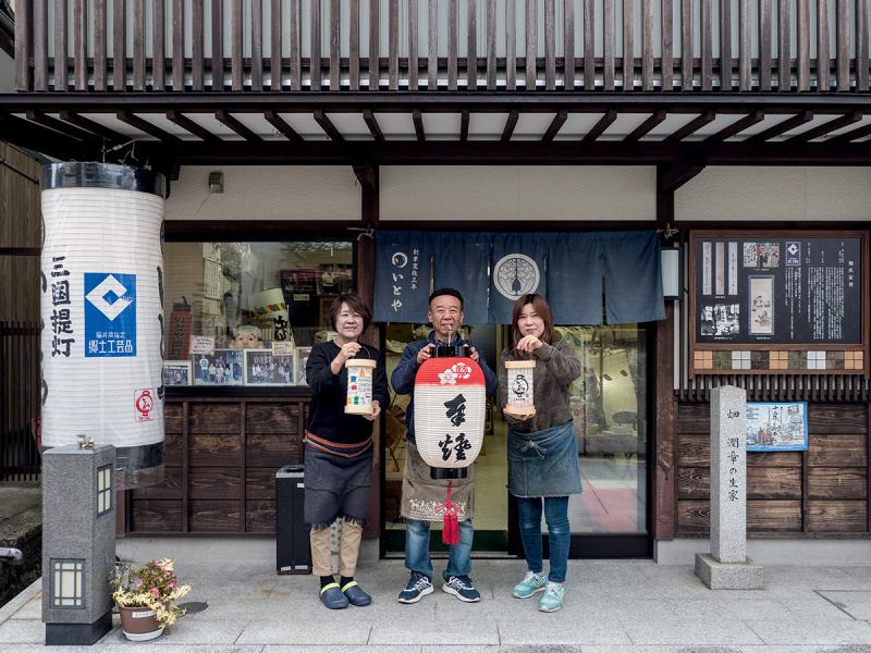畑氏家提燈店主一家三口,默默承傳著傳統手藝。 畑氏家提燈店主一家三口,默默承傳著傳統手藝。