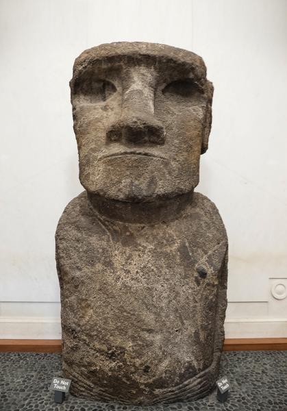 不能忽略站在側門旁的摩艾像,這是1886年史密森尼學會獲得的真摩艾像。 不能忽略站在側門旁的摩艾像,這是1886年史密森尼學會獲得的真摩艾像。
