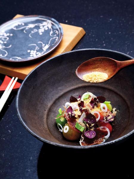 Japanese Tomatoes / Kamasu / Bellota Ham:以日本五色番茄搭配日本金梭魚、西班牙黑毛豬火腿,色彩繽紛,酸甜、鮮味與鹹香互相織,非常清新,讓人胃口大開。 Japanese Tomatoes / Kamasu / Bellota Ham:以日本五色番茄搭配日本金梭魚、西班牙黑毛豬火腿,色彩繽紛,酸甜、鮮味與鹹香互相織,非常清新,讓人胃口大開。