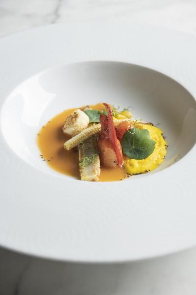 Lobster Bisque:龍蝦和北海道帶子非常彈牙,加入了少許白蘭地的龍蝦湯亦相當鮮甜,再加上粟米慕斯、迷你粟米等配料,味道非常豐富! Lobster Bisque:龍蝦和北海道帶子非常彈牙,加入了少許白蘭地的龍蝦湯亦相當鮮甜,再加上粟米慕斯、迷你粟米等配料,味道非常豐富!