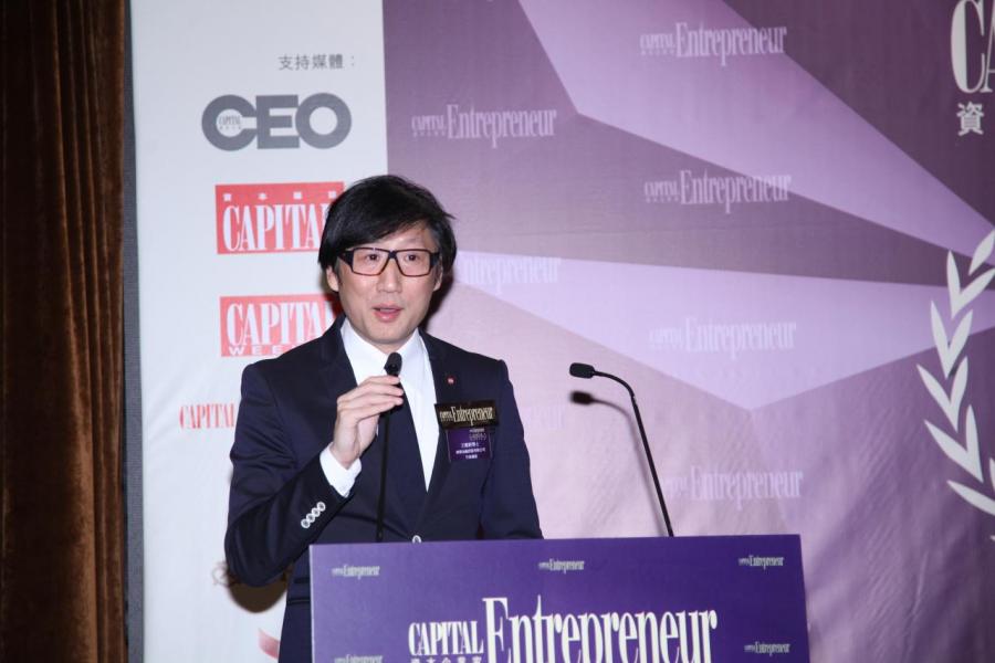 南華金融控股有限公司行政總裁王維新博士致歡迎辭為「企業家之夜」揭開序幕。 南華金融控股有限公司行政總裁王維新博士致歡迎辭為「企業家之夜」揭開序幕。