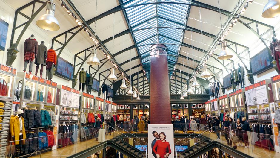 位於巴黎蒙彼利埈 (Montpellier)的分店是世紀建築物,UNIQLO表示,在改裝店舖設計時,刻意保留門面和屋頂結構,並使用大量LED照明,以體現可持續發展的理念。 位於巴黎蒙彼利埈 (Montpellier)的分店是世紀建築物,UNIQLO表示,在改裝店舖設計時,刻意保留門面和屋頂結構,並使用大量LED照明,以體現可持續發展的理念。