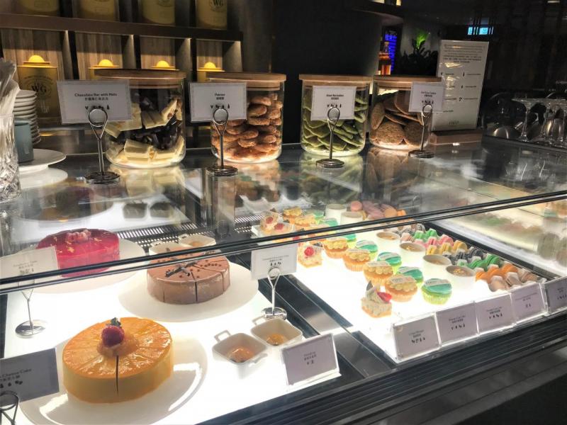 酒吧更設有甜品專櫃,供應一系列自家製蛋糕,包括 Gourmand 55%朱古力蛋糕等。 酒吧更設有甜品專櫃,供應一系列自家製蛋糕,包括 Gourmand 55%朱古力蛋糕等。