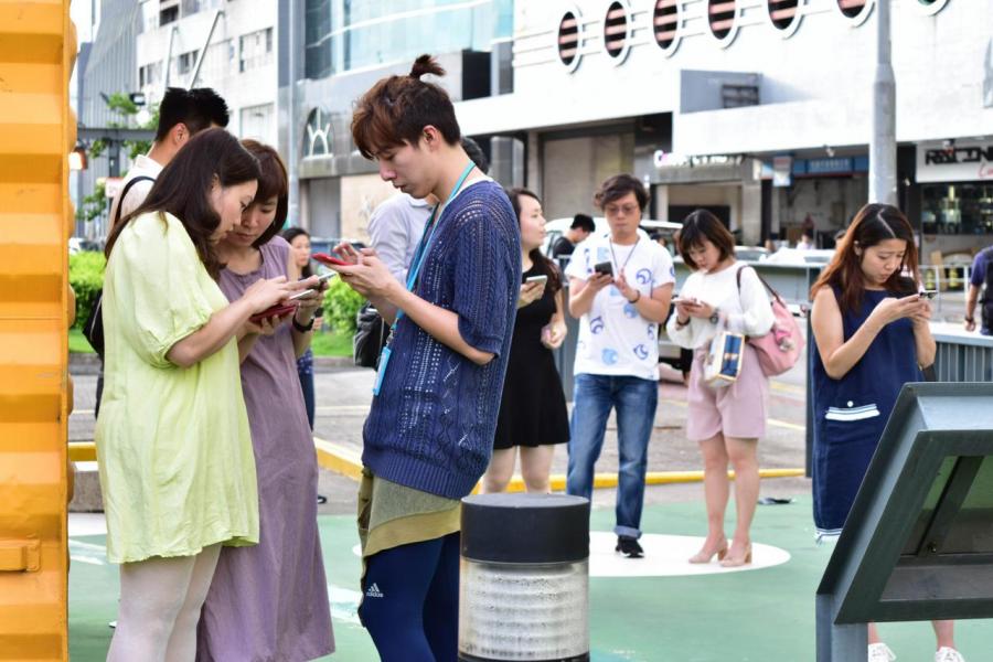 智能手機普及,令市民更容易接觸到電子遊戲。 智能手機普及,令市民更容易接觸到電子遊戲。