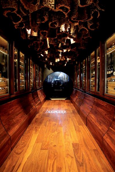 FINE+RARE Home Hong Kong中的酒窖一攝:以木色調的隧道作設計,在兩旁陳列多支不同價格佳釀。Patrick稱,當中有低至數百元的酒品,令新入門的年輕收藏家也有能力負擔。 FINE+RARE Home Hong Kong中的酒窖一攝:以木色調的隧道作設計,在兩旁陳列多支不同價格佳釀。Patrick稱,當中有低至數百元的酒品,令新入門的年輕收藏家也有能力負擔。