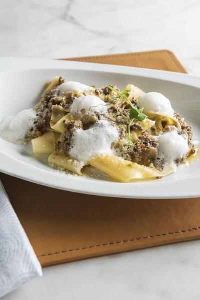 Pappardelle Bolognese:闊條意粉不但入口煙韌,而且充滿蛋香,再加上味道香濃的蔬菜燉和牛肉醬、巴馬臣芝士泡沫,口感極富層次。 Pappardelle Bolognese:闊條意粉不但入口煙韌,而且充滿蛋香,再加上味道香濃的蔬菜燉和牛肉醬、巴馬臣芝士泡沫,口感極富層次。