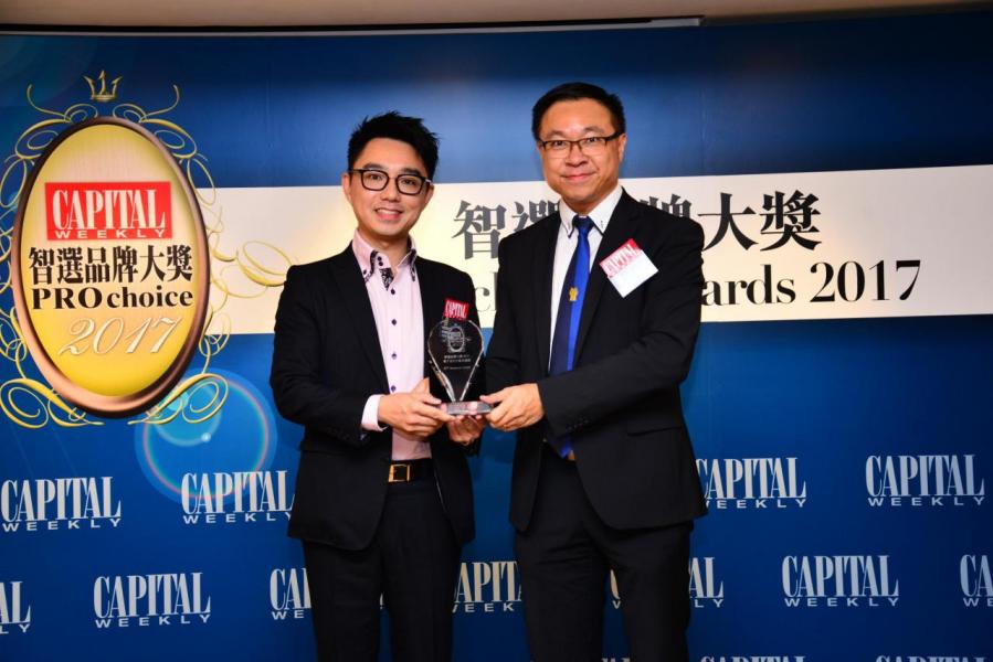 智選電子支付方案供應商品牌大獎: EFT Solutions Limited 由傑出青年協會主席林景昇先生(右),頒發獎項予俊盟國際有限公司主席及行政總裁勞俊傑先生(左)。 智選電子支付方案供應商品牌大獎: EFT Solutions Limited 由傑出青年協會主席林景昇先生(右),頒發獎項予俊盟國際有限公司主席及行政總裁勞俊傑先生(左)。