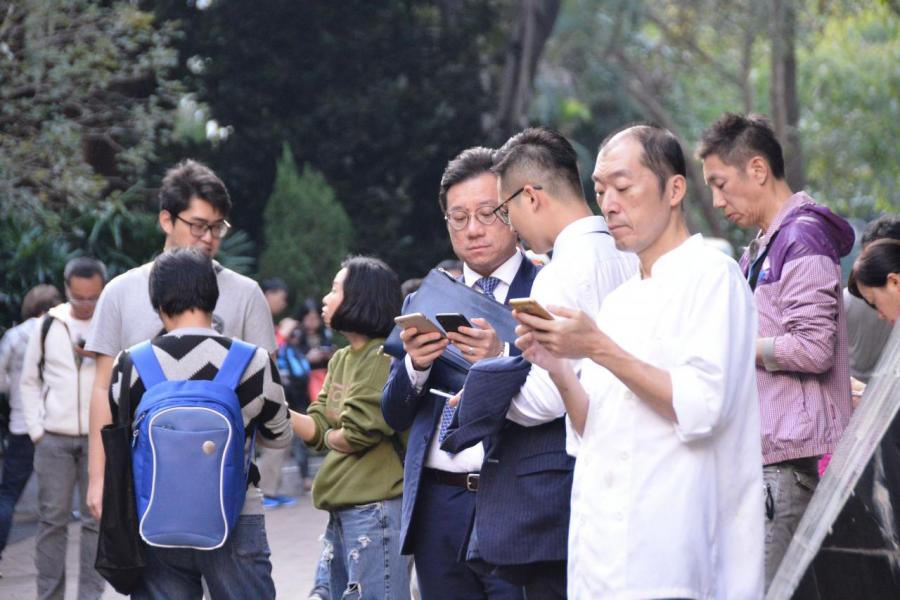 智能手機普及有助推出更多新的金融產品。 智能手機普及有助推出更多新的金融產品。
