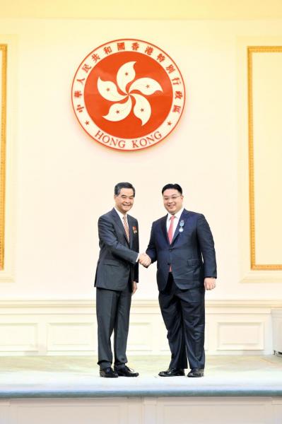 韓博士熱心公益,並榮獲香港政府頒發榮譽勳章。 韓博士熱心公益,並榮獲香港政府頒發榮譽勳章。