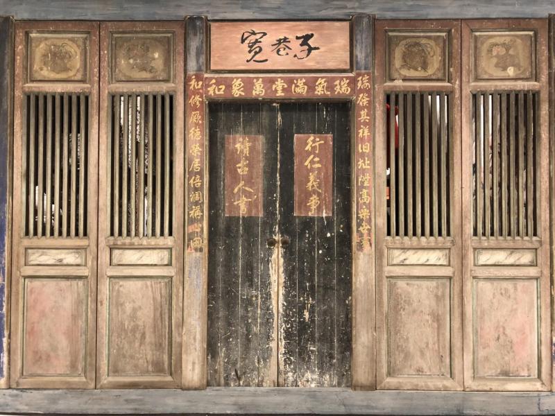 餐廳的大門來自台灣鹿港大戶人家的大宅,擁有過百年歷史,而且整道門原件由台灣運送到香港裝嵌。 餐廳的大門來自台灣鹿港大戶人家的大宅,擁有過百年歷史,而且整道門原件由台灣運送到香港裝嵌。