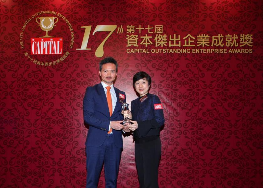 【傑出財富管理】瑞士尊貴理財,由香港優質顧客服務協會副主席陳珊珊小姐(右)頒發獎項,並由瑞士尊貴理財執行總監馮家智先生(左)代表領奬。 【傑出財富管理】瑞士尊貴理財,由香港優質顧客服務協會副主席陳珊珊小姐(右)頒發獎項,並由瑞士尊貴理財執行總監馮家智先生(左)代表領奬。