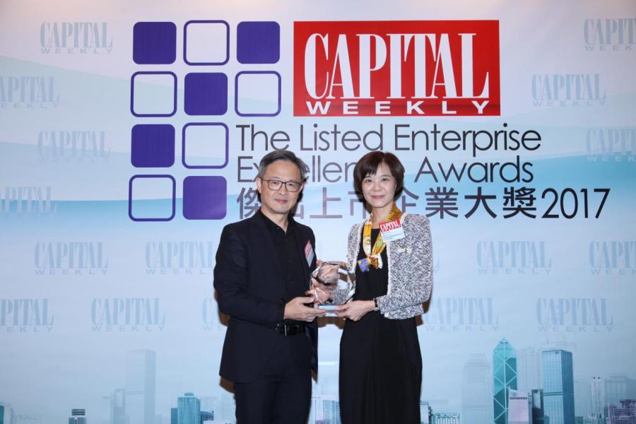 「傑出企業業績表現大獎」:陽光房地產投資信託基金 (股票代號: 00435)。由香港無線科技商會主席姚金鴻先生(左),頒發獎項予恒基陽光資產管理有限公司首席財務總監盧玉芳女士(右)。 「傑出企業業績表現大獎」:陽光房地產投資信託基金 (股票代號: 00435)。由香港無線科技商會主席姚金鴻先生(左),頒發獎項予恒基陽光資產管理有限公司首席財務總監盧玉芳女士(右)。