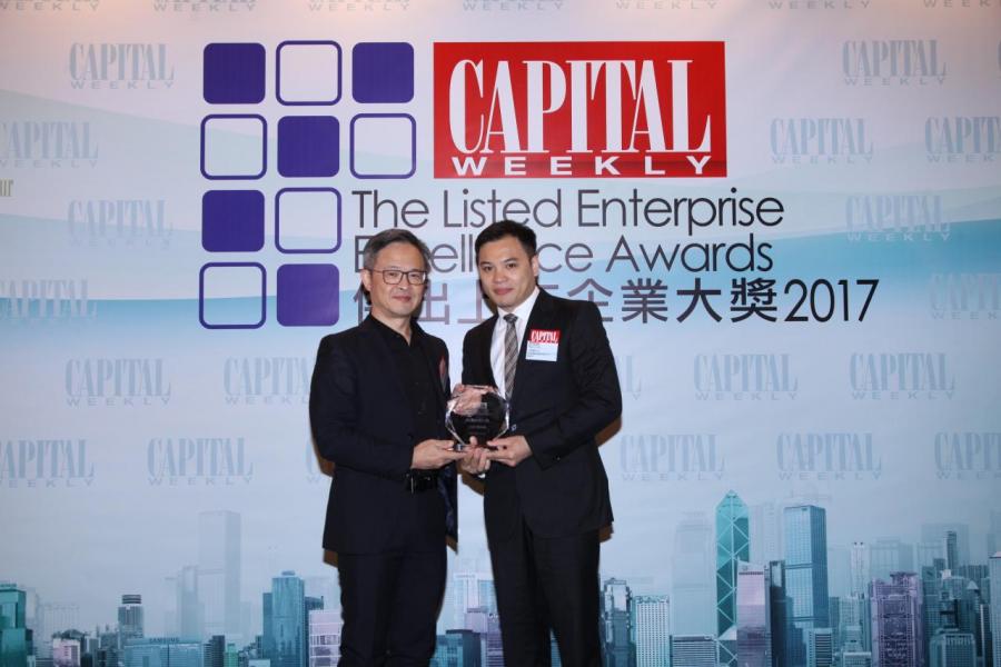 「傑出企業業績表現大獎」:中國首控集團有限公司 (股份代號: 01269)。由香港無線科技商會主席姚金鴻先生(左),頒發獎項予首控國際金融有限公司總經理方俊輝先生(右)。 「傑出企業業績表現大獎」:中國首控集團有限公司 (股份代號: 01269)。由香港無線科技商會主席姚金鴻先生(左),頒發獎項予首控國際金融有限公司總經理方俊輝先生(右)。