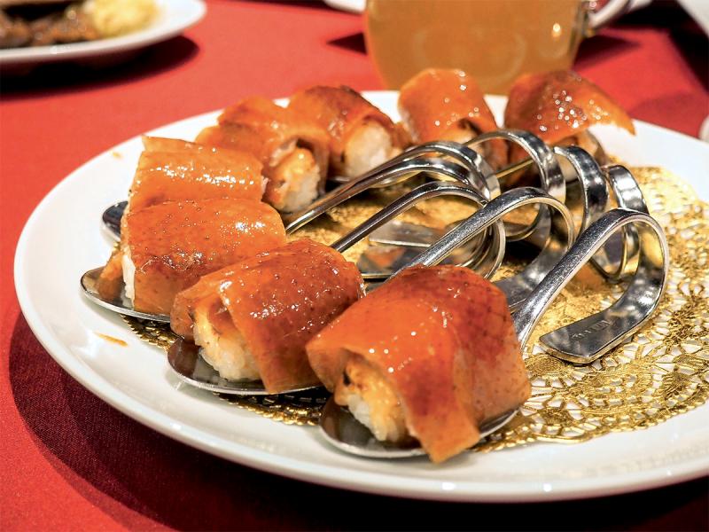 「紅樓」的「一鴨五吃」的其中一道名物櫻桃鴨握壽司。 「紅樓」的「一鴨五吃」的其中一道名物櫻桃鴨握壽司。