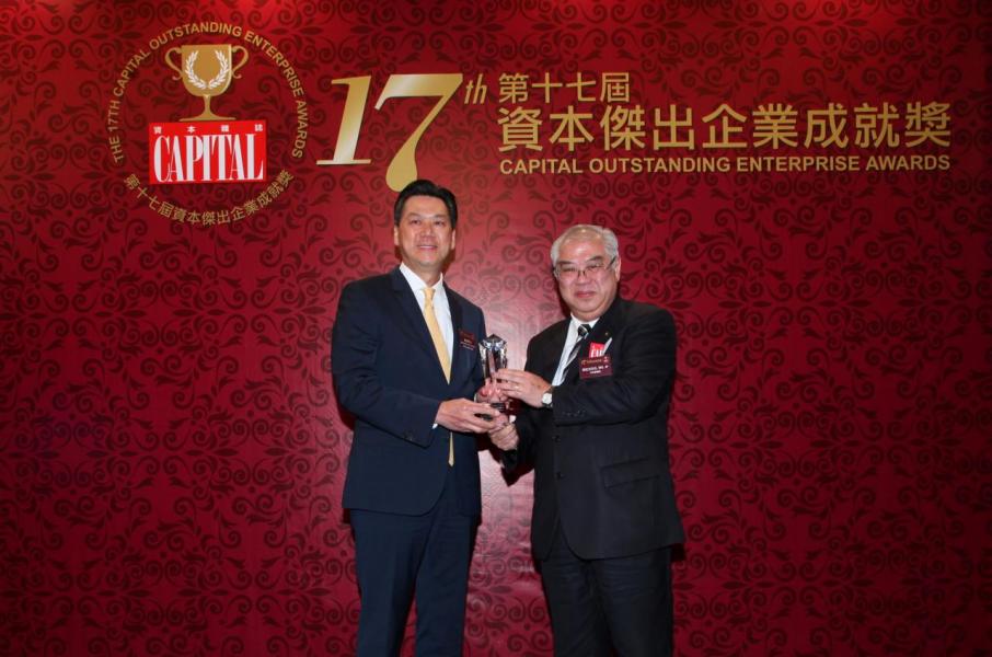 【傑出綜合設施管理服務企業】 ISS Facility Services Limited,由立法會議員黃定光先生, SBS, JP (右)頒發獎項,並由ISS Facility Services Limited香港及台灣行政總裁陳志隆先生(左)代表領奬。 【傑出綜合設施管理服務企業】 ISS Facility Services Limited,由立法會議員黃定光先生, SBS, JP (右)頒發獎項,並由ISS Facility Services Limited香港及台灣行政總裁陳志隆先生(左)代表領奬。