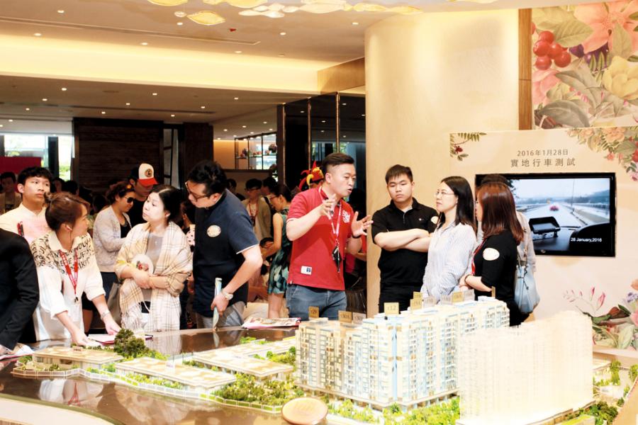 新地元朗Park Yoho系列,於2011年以約70億元完成補地價。 新地元朗Park Yoho系列,於2011年以約70億元完成補地價。