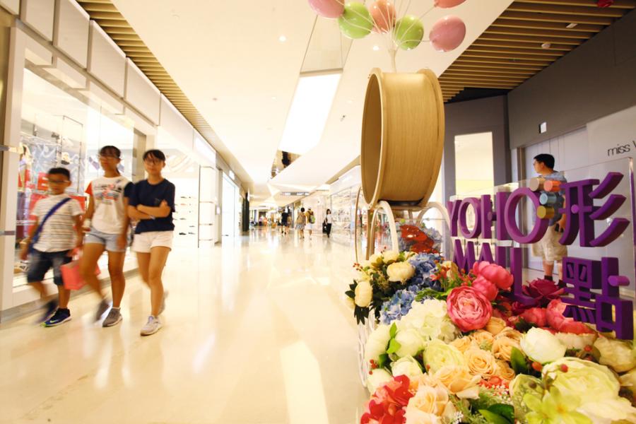 住戶可乘接駁車到附近的YOHO MALL消閒娛樂。 住戶可乘接駁車到附近的YOHO MALL消閒娛樂。