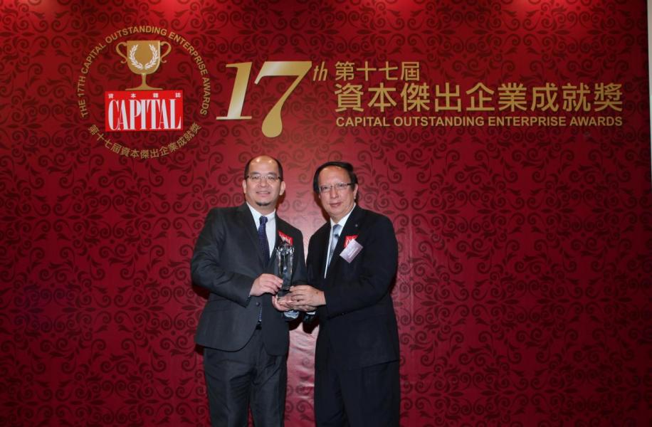 【傑出文件管理及資訊通訊科技】理光(香港)有限公司,由香港經貿商會副會長鄧錦添博士(右)頒發獎項,並由理光(香港)有限公司策劃及業務拓展高級經理趙震中先生(左)代表領奬。 【傑出文件管理及資訊通訊科技】理光(香港)有限公司,由香港經貿商會副會長鄧錦添博士(右)頒發獎項,並由理光(香港)有限公司策劃及業務拓展高級經理趙震中先生(左)代表領奬。