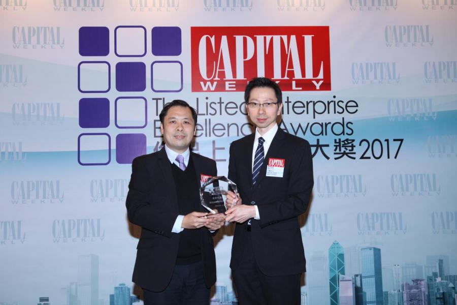 「傑出企業管治大獎」: 雅居樂集團控股有限公司 (股份代號: 03383)。由香港生產力促進局總經理(管理諮詢)李寶雄先生(右),頒發獎項予雅居樂集團控股有限公司投資者關係及企業事務高級經理陳銘韜先生(左)。 「傑出企業管治大獎」: 雅居樂集團控股有限公司 (股份代號: 03383)。由香港生產力促進局總經理(管理諮詢)李寶雄先生(右),頒發獎項予雅居樂集團控股有限公司投資者關係及企業事務高級經理陳銘韜先生(左)。