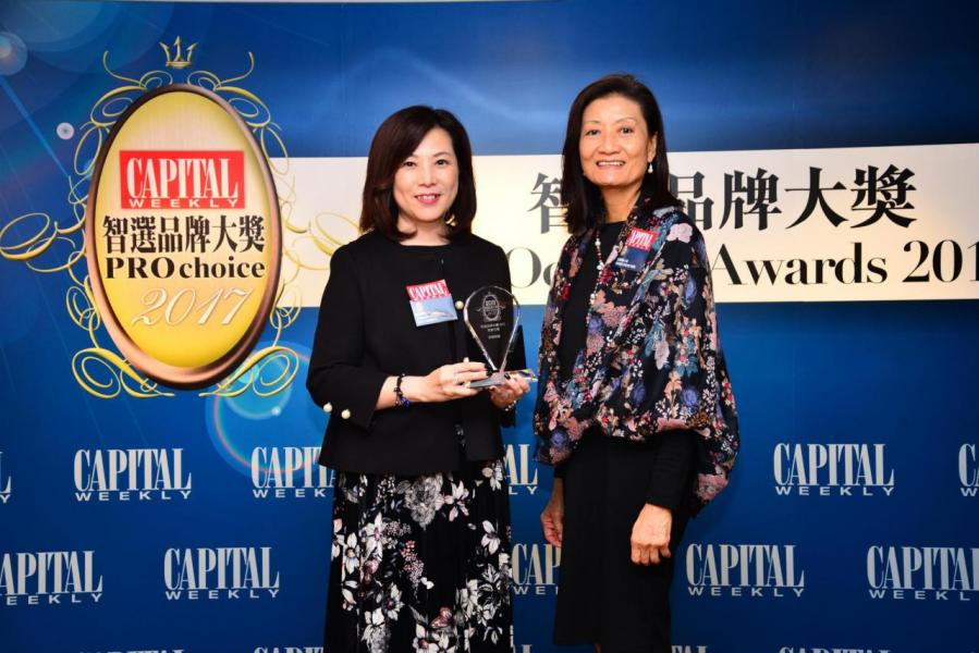 智選物業代理品牌大獎: 美聯物業代理有限公司 由香港廣告商會執行總監伍靜薇小姐(右),頒發獎項予美聯物業代理有限公司首席市場策略官陳婉嫺女士(左)。 智選物業代理品牌大獎: 美聯物業代理有限公司 由香港廣告商會執行總監伍靜薇小姐(右),頒發獎項予美聯物業代理有限公司首席市場策略官陳婉嫺女士(左)。
