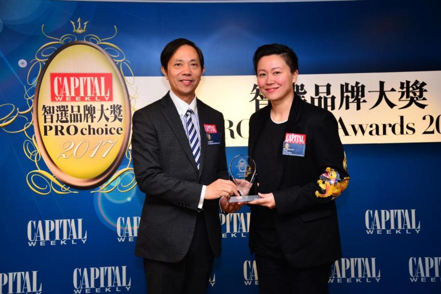智選數碼市場策劃品牌大獎: 1O1O 由香港優質顧客服務協會司庫馬志權先生(左),頒發獎項予Ms. Methy Chi, Vice President, Strategic Marketing & Innovations, 1O1O(右)。 智選數碼市場策劃品牌大獎: 1O1O 由香港優質顧客服務協會司庫馬志權先生(左),頒發獎項予Ms. Methy Chi, Vice President, Strategic Marketing & Innovations, 1O1O(右)。