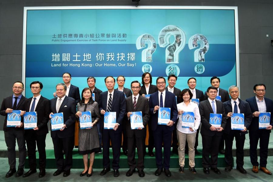 土地小組提出18個供應選項,展開為期5個月的公眾諮詢。 土地小組提出18個供應選項,展開為期5個月的公眾諮詢。