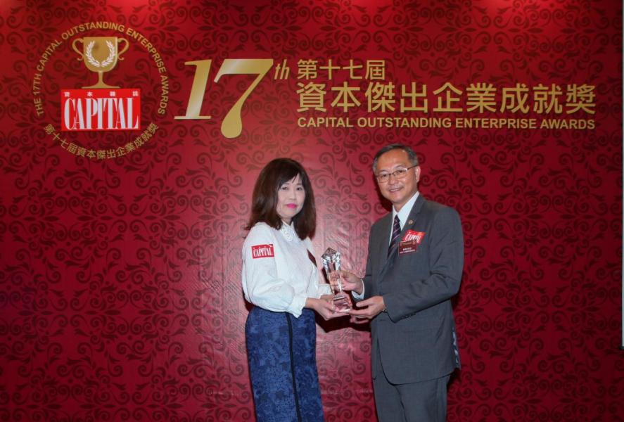 【傑出財經公關服務】博達浩華國際財經傳訊集團,由香港中小企經貿促進會會長林偉生先生(右)頒發獎項,並由博達浩華國際財經傳訊集團執行董事林鳳翔小姐(左)代表領奬。 【傑出財經公關服務】博達浩華國際財經傳訊集團,由香港中小企經貿促進會會長林偉生先生(右)頒發獎項,並由博達浩華國際財經傳訊集團執行董事林鳳翔小姐(左)代表領奬。