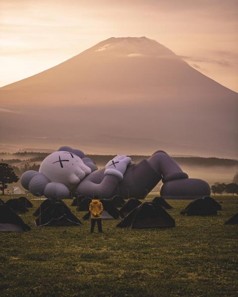 《KAWS:HOLIDAY》日本站坐落於靜岡縣富士宮市Fumotoppara Camping Ground露營區。 《KAWS:HOLIDAY》日本站坐落於靜岡縣富士宮市Fumotoppara Camping Ground露營區。