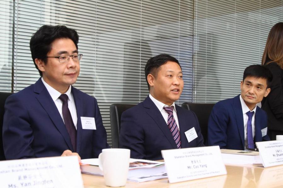 杉杉品牌計畫在六月二十七日於主板掛牌上市,東興證券(香港)為是次上市計畫的獨家保薦人,圖中為董事會副主席曹陽。 杉杉品牌計畫在六月二十七日於主板掛牌上市,東興證券(香港)為是次上市計畫的獨家保薦人,圖中為董事會副主席曹陽。