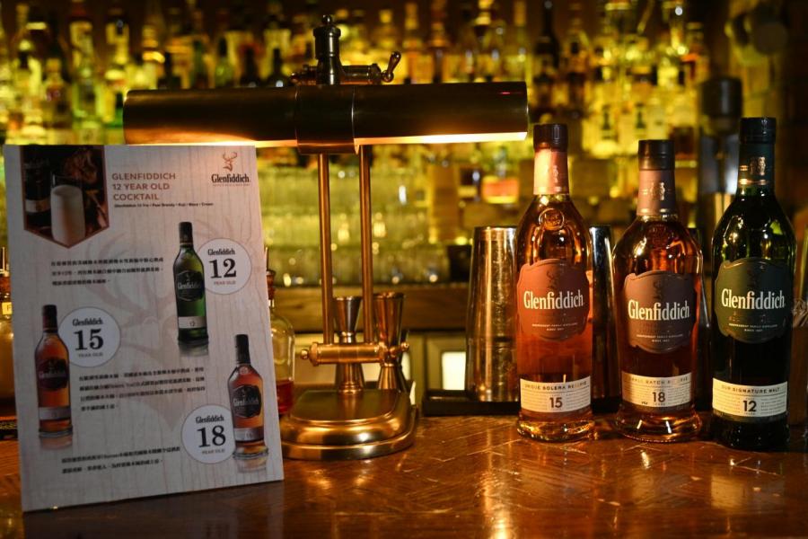 參加者將能在活動內一邊品嚐三個不同年份的 Glenfiddich 佳釀,一邊破解經典的三角瓶失竊之謎。 參加者將能在活動內一邊品嚐三個不同年份的 Glenfiddich 佳釀,一邊破解經典的三角瓶失竊之謎。