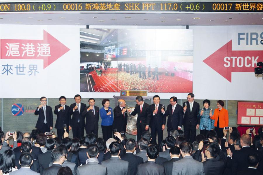 透過滬港股南下的資金,由四月至今的淨流入北水已超過三百二十億元。 透過滬港股南下的資金,由四月至今的淨流入北水已超過三百二十億元。