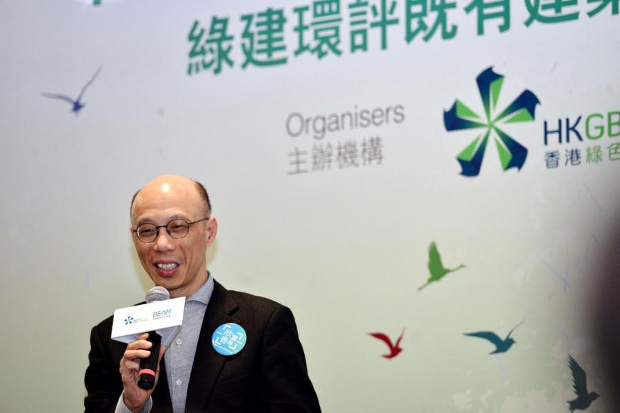 環境局局長黃錦星早前表示,政府將於年中至第三季檢討膠袋徵費。 環境局局長黃錦星早前表示,政府將於年中至第三季檢討膠袋徵費。