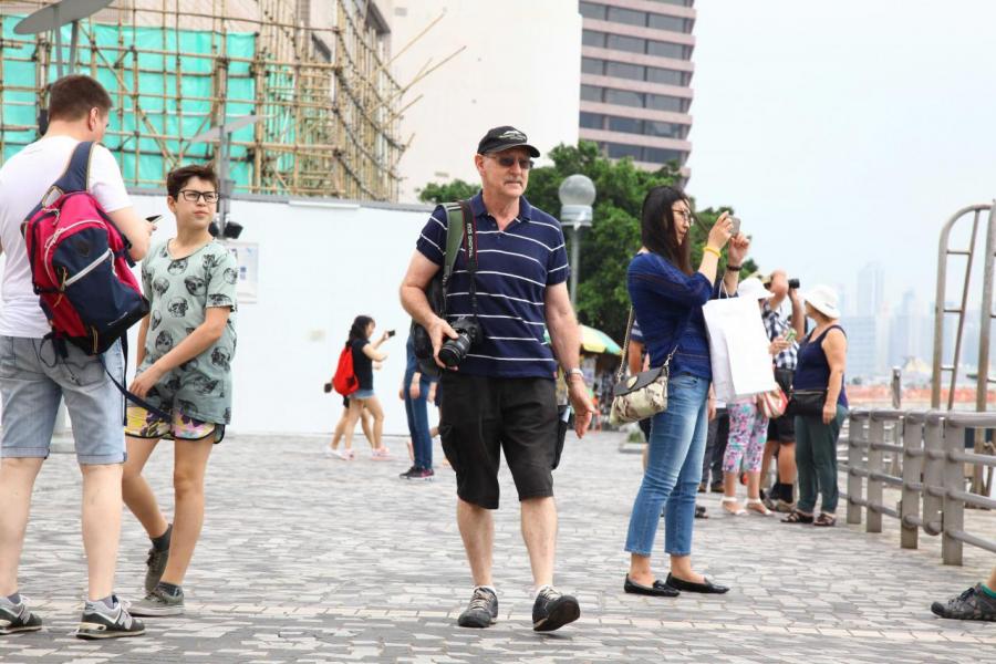 訪港旅客數字回升,對零售業有正面作用。 訪港旅客數字回升,對零售業有正面作用。