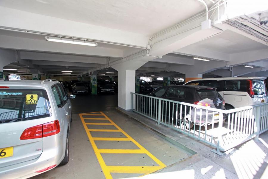 香港車輛升幅遠遠跑贏車位,難怪如今買一個車位已以百萬元計。 香港車輛升幅遠遠跑贏車位,難怪如今買一個車位已以百萬元計。