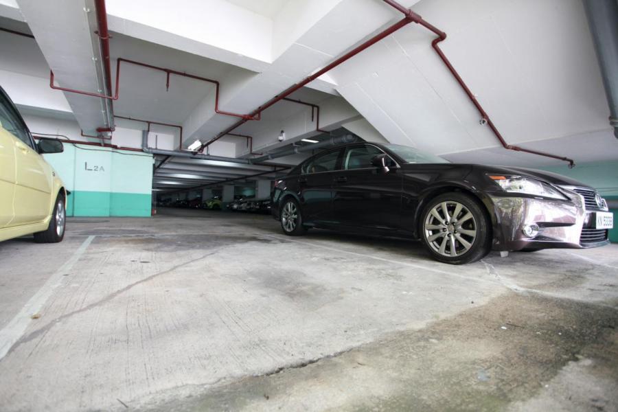 車位市場有價有市,居屋車位價格甚至較私人屋苑更高。 車位市場有價有市,居屋車位價格甚至較私人屋苑更高。