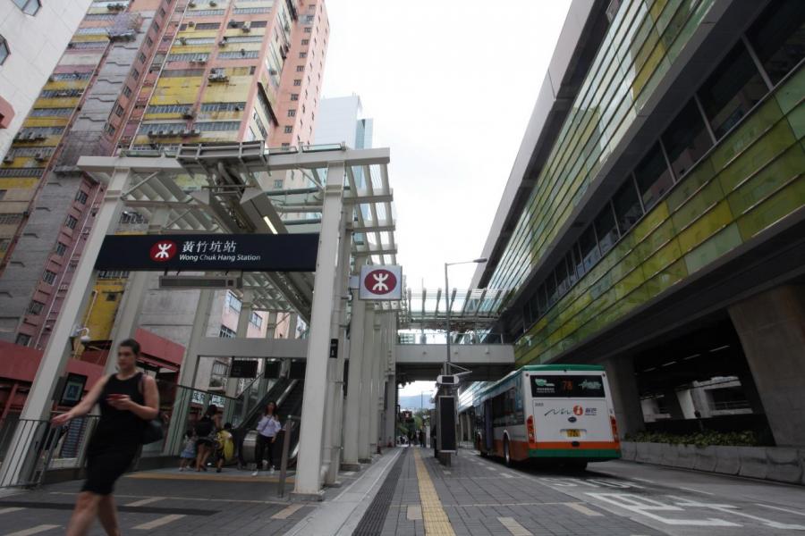 自從港鐵南港島線通車後,區內前往中環及金鐘車程僅約10至15分鐘。 自從港鐵南港島線通車後,區內前往中環及金鐘車程僅約10至15分鐘。