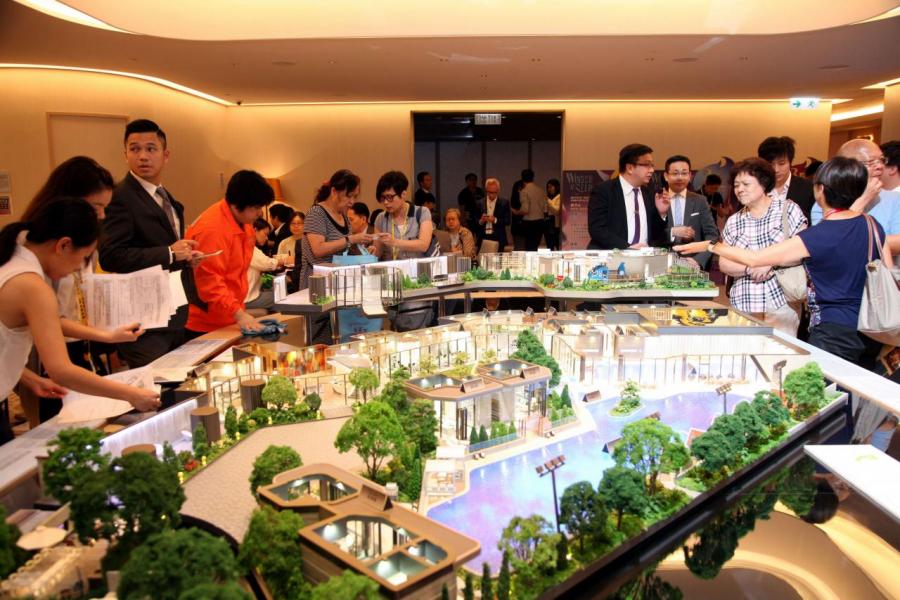 眼見樓價愈升愈有,不少市民加緊入市步伐。 眼見樓價愈升愈有,不少市民加緊入市步伐。