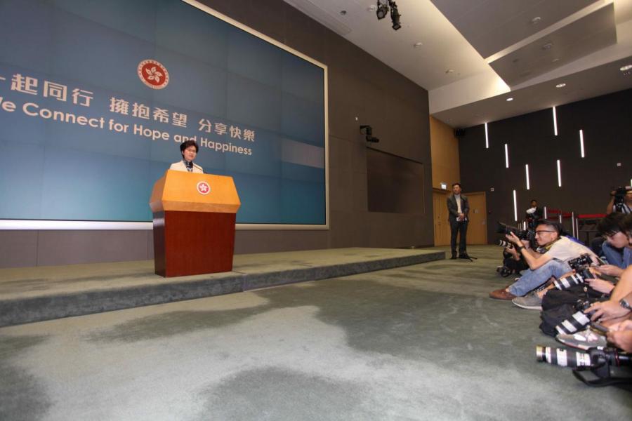 林鄭月娥首份《施政報告》把房策放在重中之重的地位。 林鄭月娥首份《施政報告》把房策放在重中之重的地位。