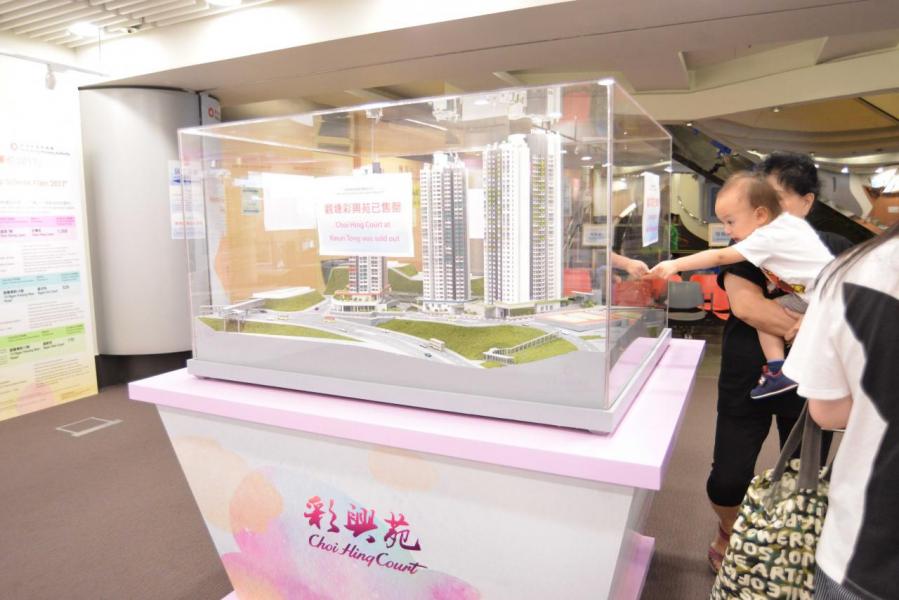 政府為求達到目標,不惜強搶市區靚地興建公營房屋,彩興苑便是其中之一。 政府為求達到目標,不惜強搶市區靚地興建公營房屋,彩興苑便是其中之一。