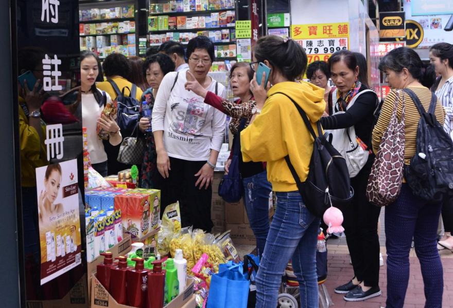 去年11月份零售業總銷貨價值中,甚受自由行旅客歡迎的藥物及化妝品按年升12.5%。 去年11月份零售業總銷貨價值中,甚受自由行旅客歡迎的藥物及化妝品按年升12.5%。