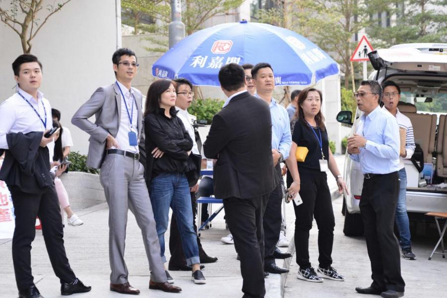 地產代理人數不斷增加,競爭愈加激烈。 地產代理人數不斷增加,競爭愈加激烈。