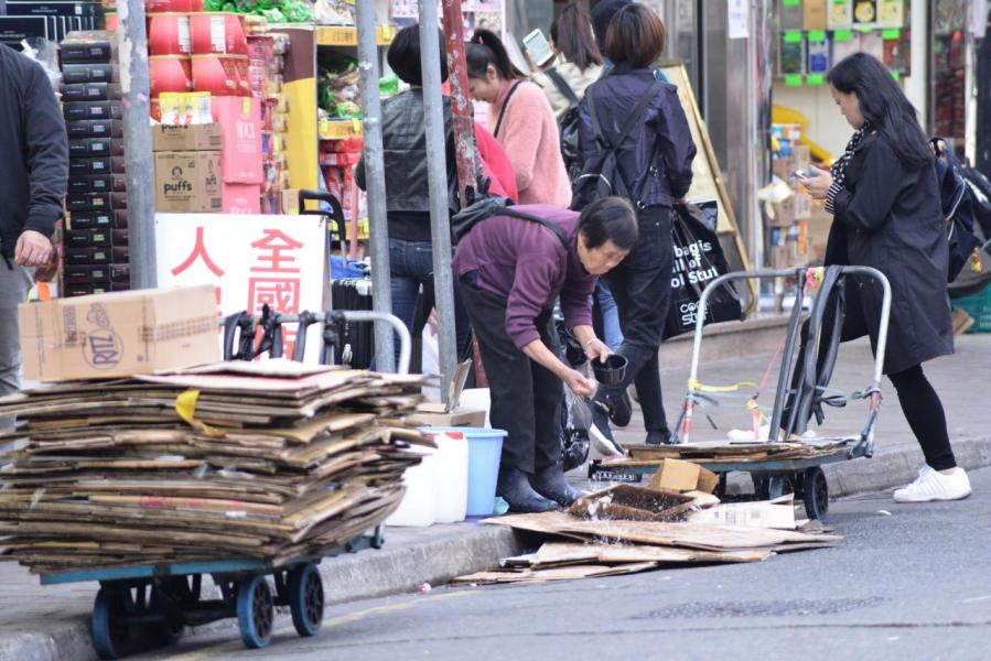政府應改善拾荒者的待遇,將他們納入環保回收體系,以提高回收效率。 政府應改善拾荒者的待遇,將他們納入環保回收體系,以提高回收效率。