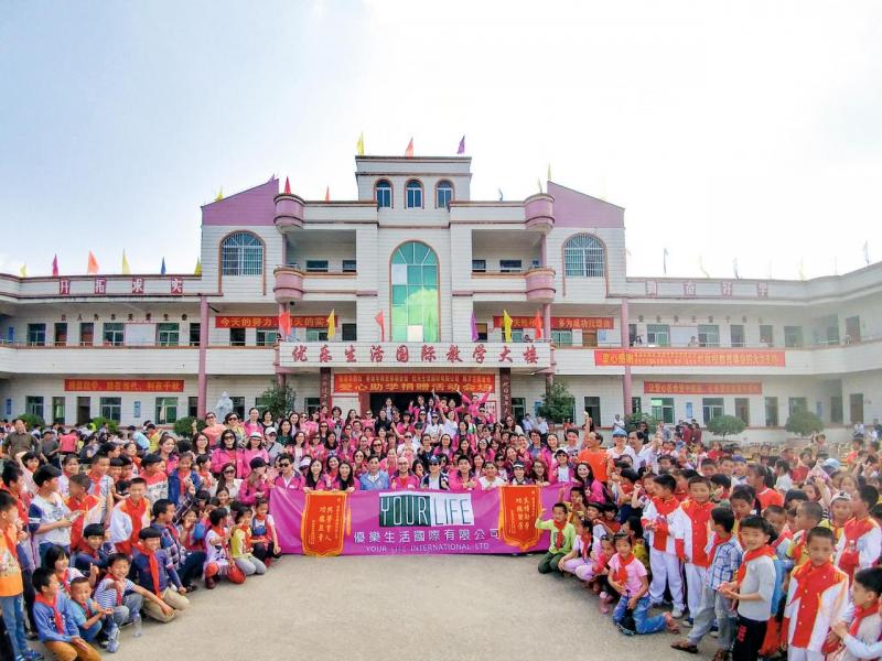 捐百萬元修建山區小學。 捐百萬元修建山區小學。