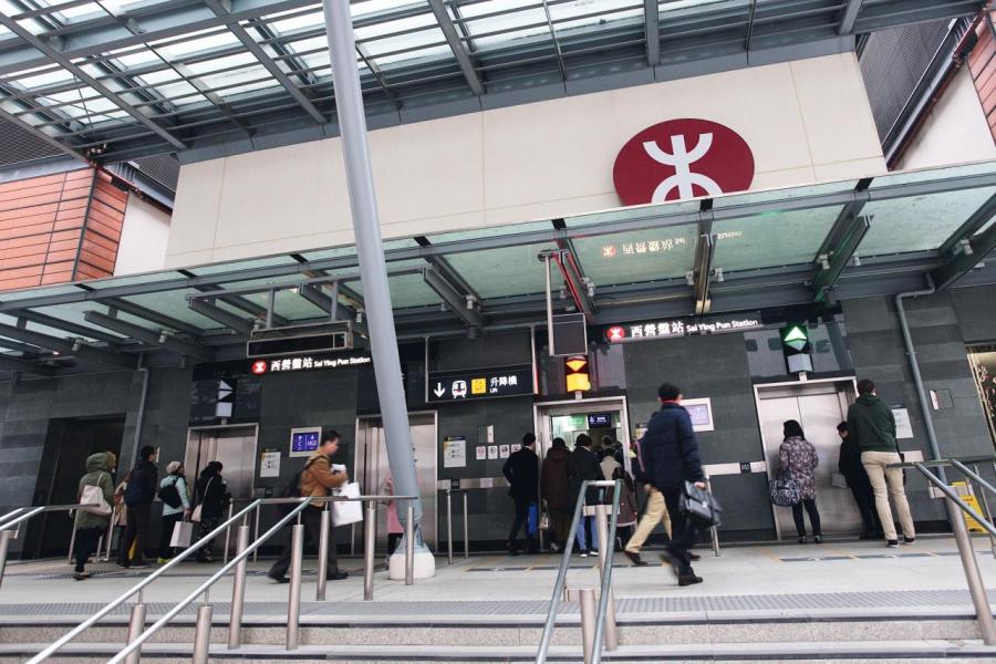 巴丙頓山距離港鐵西營盤站約數分鐘步程。 巴丙頓山距離港鐵西營盤站約數分鐘步程。